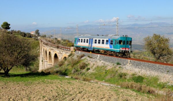 Nuovo collegamento ferroviario Palermo-Catania | La Sicilia cambia volto e tu non lo sai!