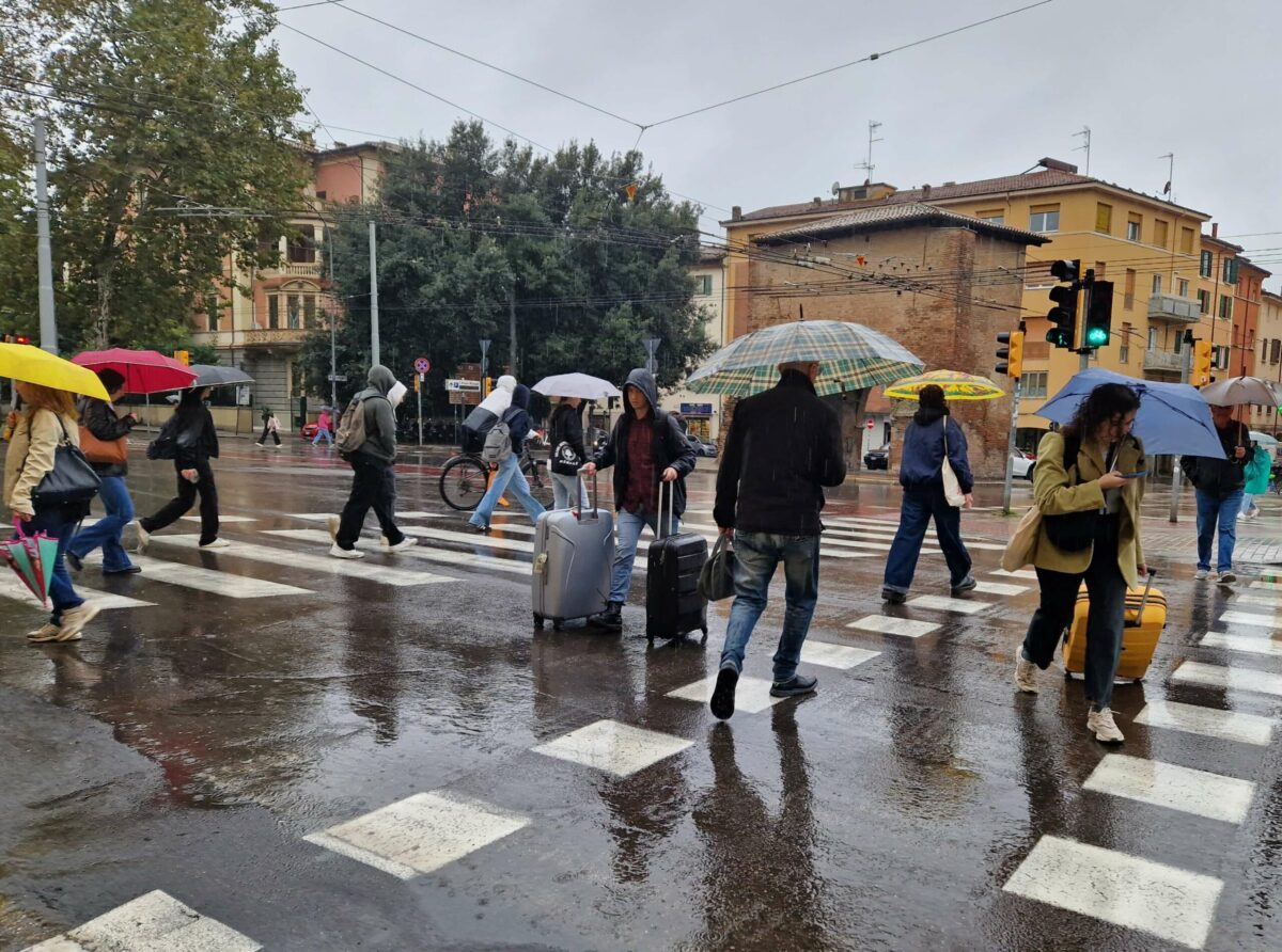 Pioggia incessante su Bologna | Ecco perché l'allerta rossa terrà tutti con il fiato sospeso!