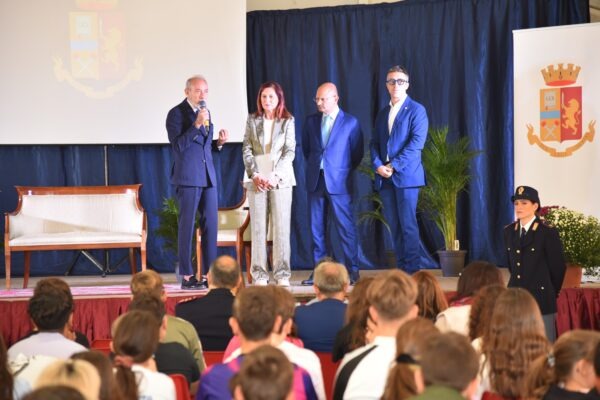 Polizia e studenti insieme: il sorprendente progetto che sta cambiando le scuole | Scopri perché la cultura della prevenzione è più importante che mai!