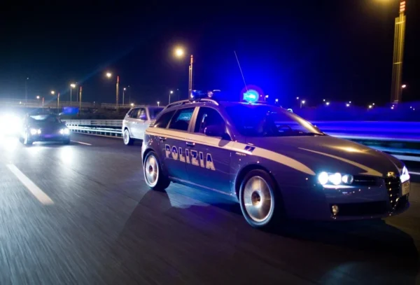 Polizia in azione | Un gesto estremo lungo l’autostrada svela un dramma invisibile!