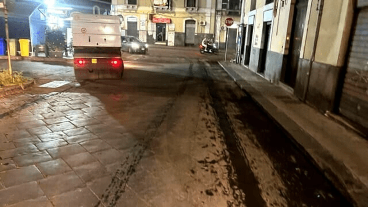 Continua il piano di pulizia per la cenere a Catania: vie, orari e divieti di sosta