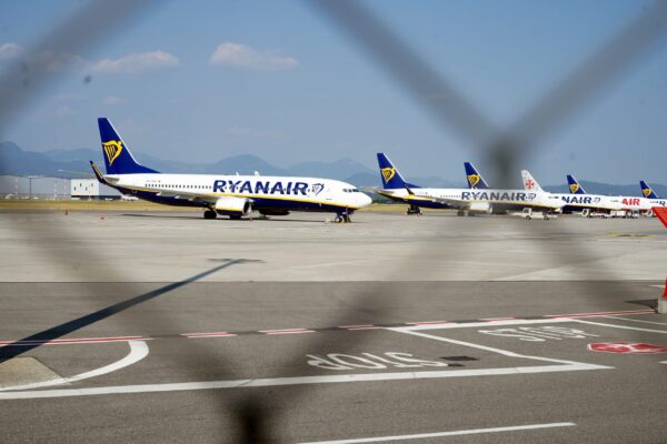 Quattro gomme esplose in un solo atterraggio | Gli aeroporti sono davvero sicuri come ci dicono?