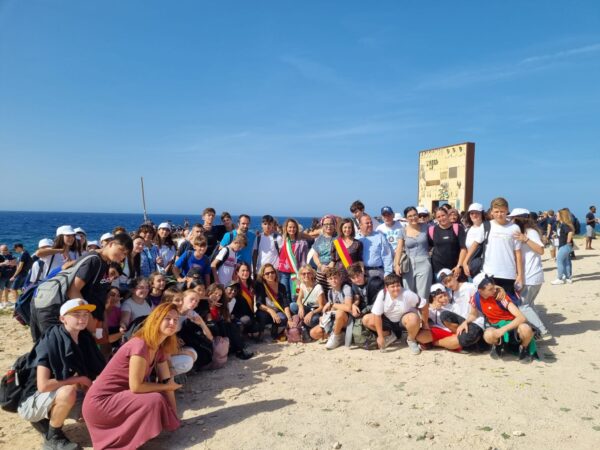 Ritardo e rischio aereo: cosa è successo realmente durante il viaggio di rientro da Lampedusa | Gli studenti romani vi raccontano un’avventura inaspettata!