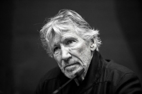 Roger Waters accusa l'Italia di tradimento | Semplice sport o responsabilità morale?