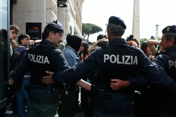 Roma, un’altra aggressione ai poliziotti | Chi realmente minaccia la sicurezza delle nostre città?