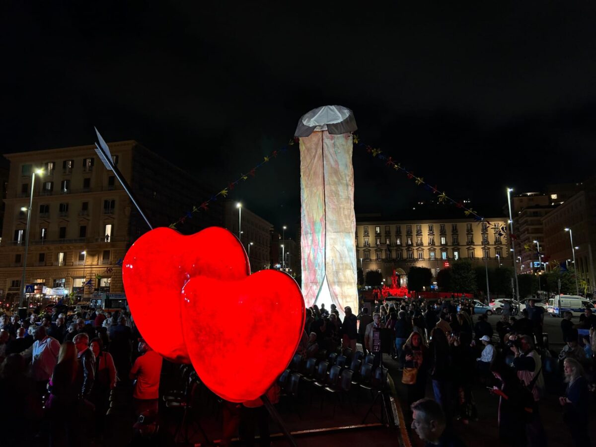 Scultura a Napoli sorprende per la sua forma inaspettata | ma è davvero un simbolo fallico oppure un’opera d’arte?