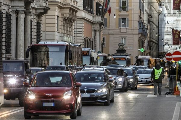 Smart working fino a dicembre 2024 | Roma affronta il caos traffico e sorprende tutti!