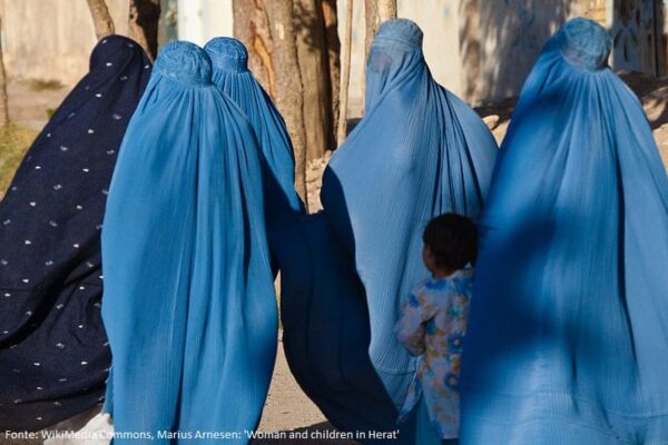 Talebani impongono il silenzio: le donne afghane non possono più ascoltare altre donne | Le nuove regole cambieranno per sempre la loro vita?