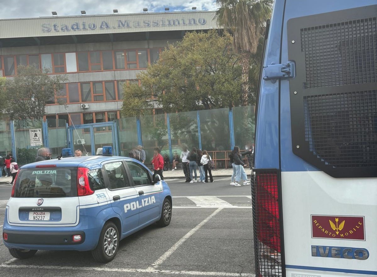 Tifosi denunciati per fumogeni allo stadio | La verità dietro il fenomeno del Daspo che sorprende!