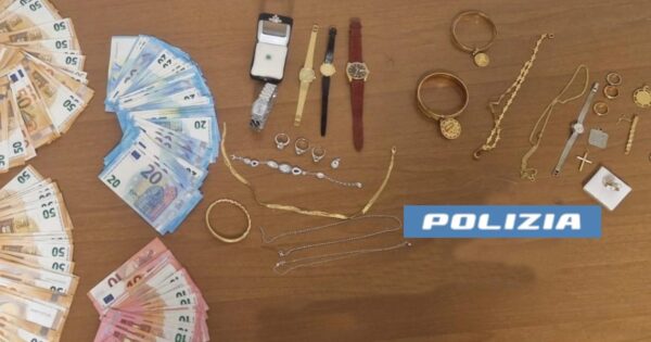 Truffatori stranieri arrestati dopo un colpo da 13 mila euro | Come due vedove sono state salvate dalla polizia in un battito di ciglia!