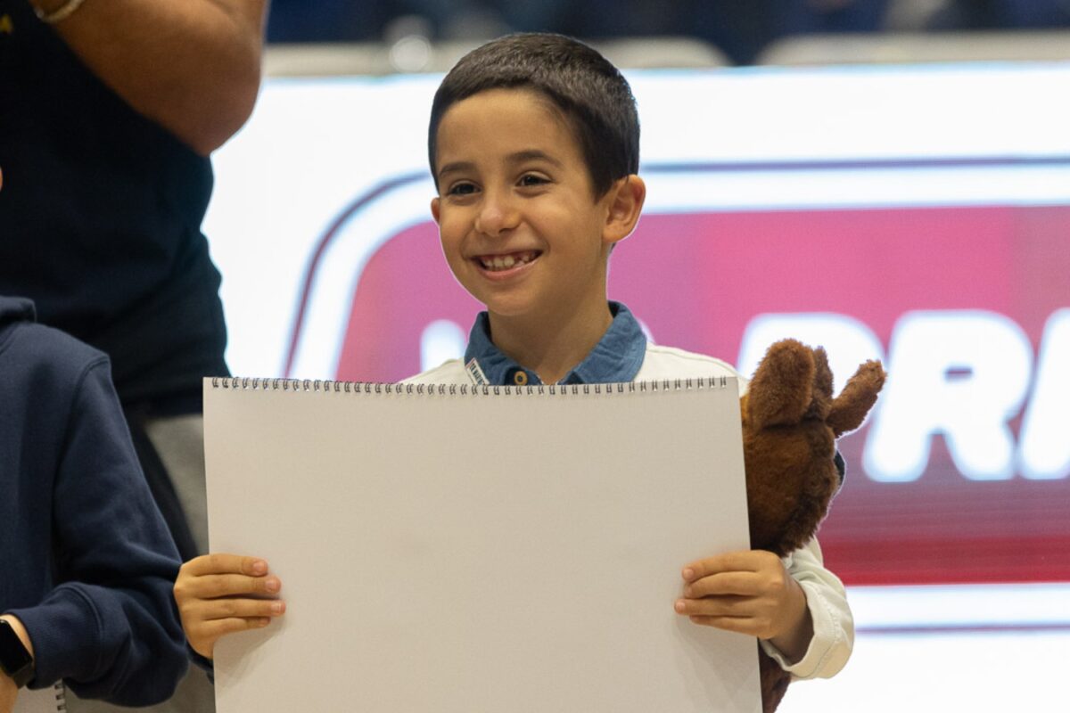 Un ragazzo di 8 anni vince il concorso per il nuovo logo sportivo | La sorpresa che nessuno avrebbe immaginato!