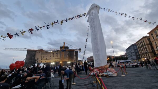 Una statua fallica a Napoli fa infuriare il ministro Roccella | La controversia sulla maternità è più intensa che mai!