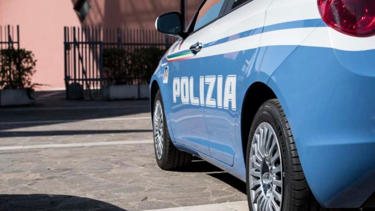 Uomo aggredisce poliziotti a Verona | Salvini e i sostenitori: chi ha ragione? -