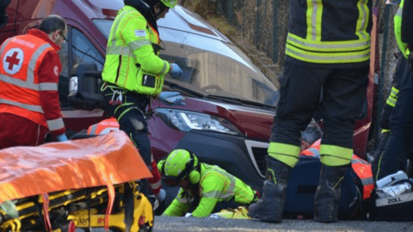 Incidente mortale sul lavoro nel Catanese: 60enne inciampa tentando di salvare la merce