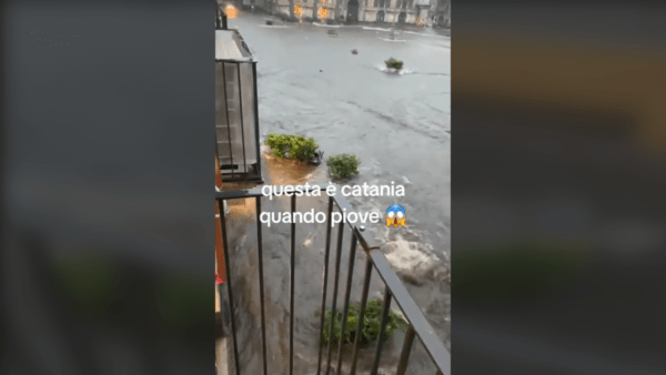 Maltempo in piazza Duomo dopo solo mezzora: «Questa è Catania quando piove» [VIDEO]