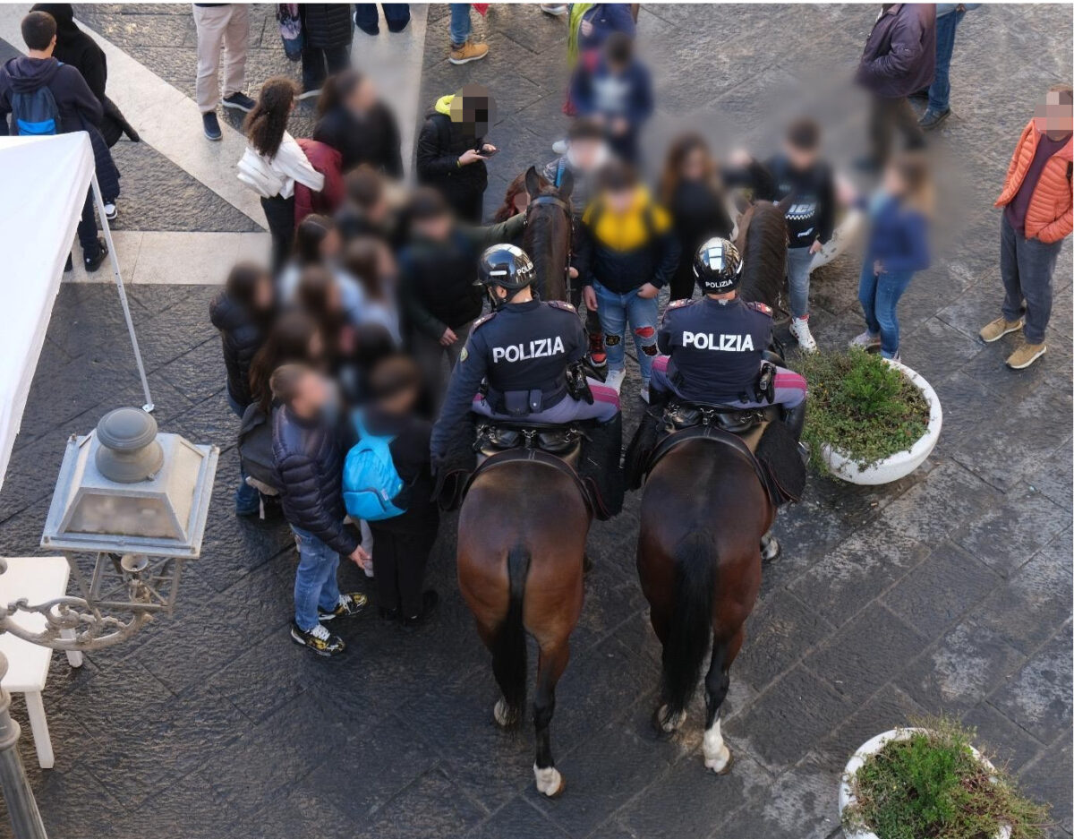 500 studenti in piazza con la Polizia | Scopri cosa succede davvero dietro le uniformi!