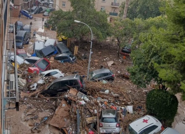 Alluvione devastante a Valencia: il governatore ammette errori, ma chi è veramente responsabile?