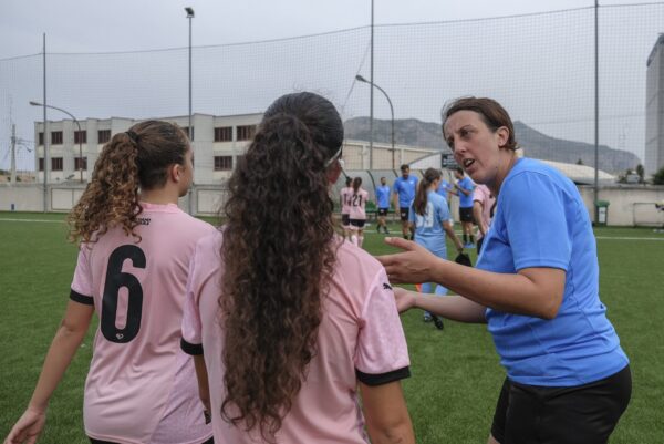 Calciatrici rosanero in campo | Scopri chi sorprenderà con una prestazione da urlo!