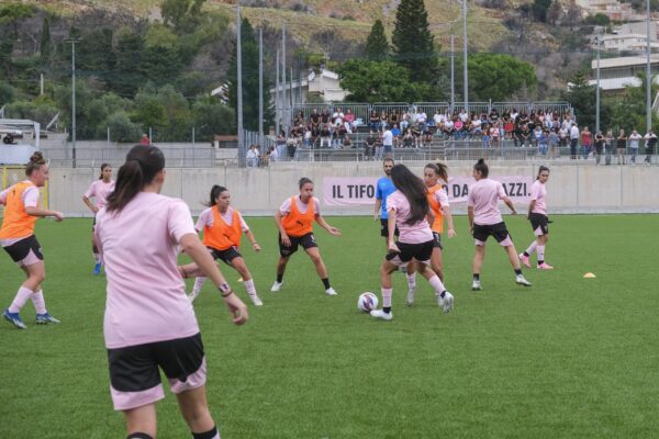 Calciatrici rosanero pronte alla sfida | Scopri i segreti della formazione che sta sorprendendo tutti!