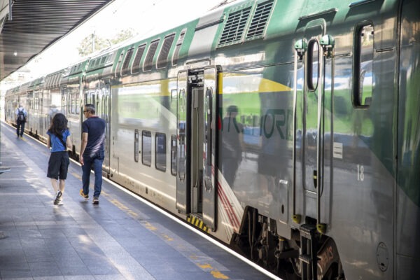 Capotreno aggredita per una sigaretta | La tensione sui treni raggiunge un nuovo picco!