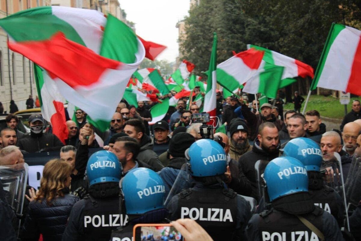 Casapound sfida i collettivi: "Non siete riusciti a sfondare nemmeno un cordone di 7 poliziotti" | Siete davvero così forti o solo pieni di parole?