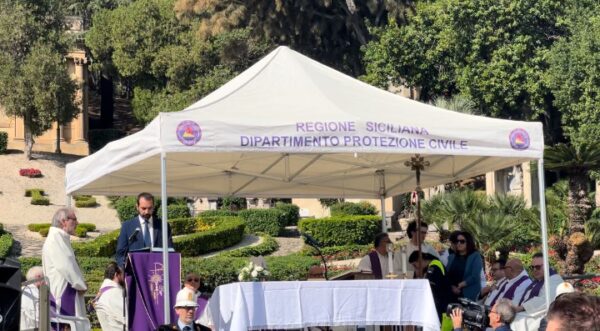 Cittadini in fila al cimitero | Scopri come l'Amministrazione ha trasformato un momento di commemorazione in un evento impeccabile!