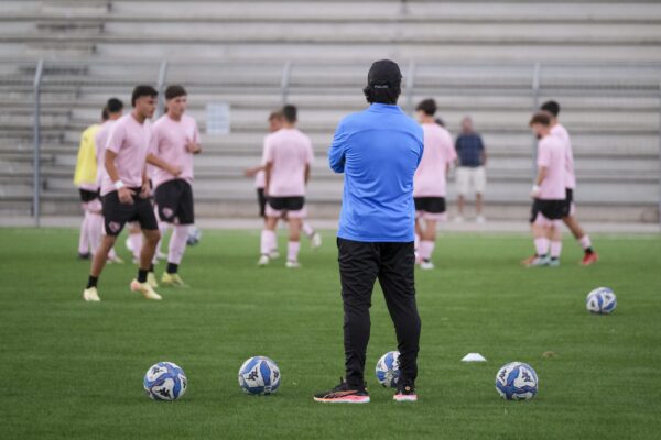 Crotone e Palermo si sfidano con formazioni sorprendenti | Chi avrà la meglio tra i giovani talenti?