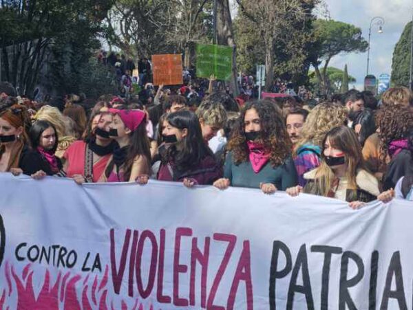 Donne in piazza per fermare 98 femminicidi | Il patriarcato è davvero così forte?