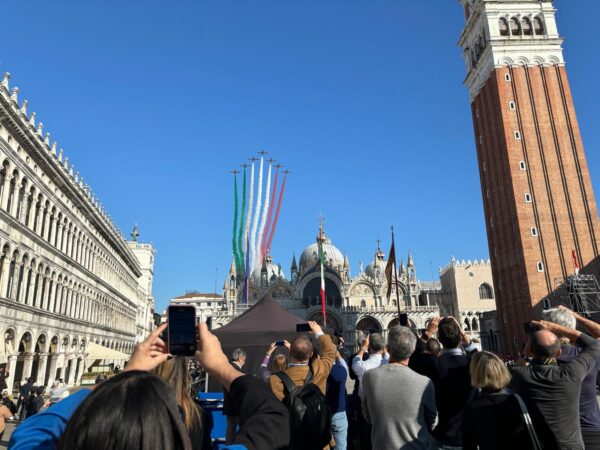 Frecce Tricolori e Paracadutisti a Venezia | Scopri perché la Difesa Italiana non può più essere trascurata!