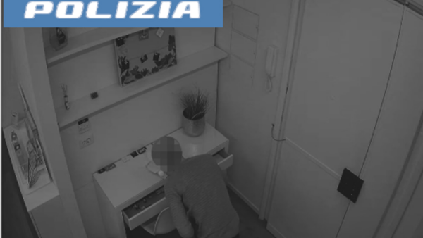 Prenota un B&amp;B coi suoi documenti: non salda il conto e ruba 400 euro, identificato dai tatuaggi