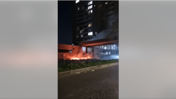 Cittadini risolvono emergenza rifiuti a Librino: incendio al palazzo di cemento [VIDEO]