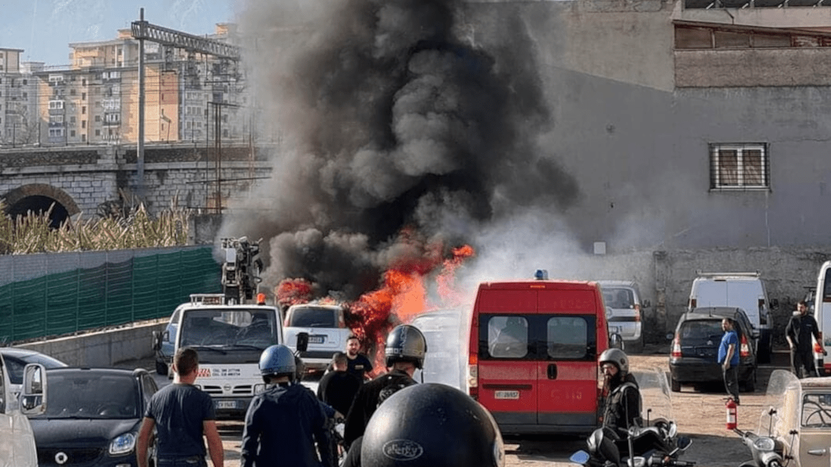 Incendio divampa a Palermo: fuoco inghiotte cinque auto prima che arrivino i Vigili del Fuoco