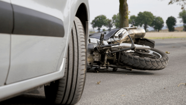 Incidente stradale nel Catanese: motociclista gravemente ferito nello scontro