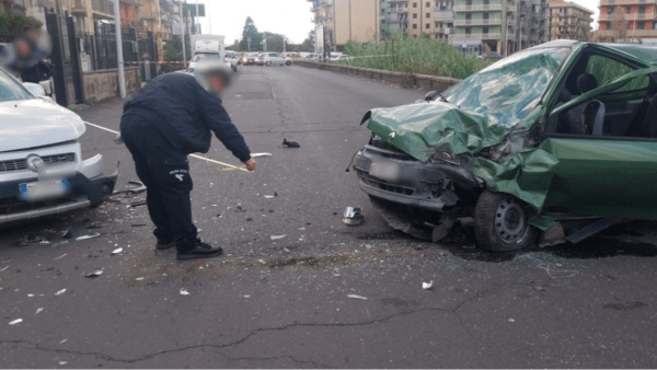 Incidente stradale nel Catanese: lo scontro richiede l’intervento di due ambulanze