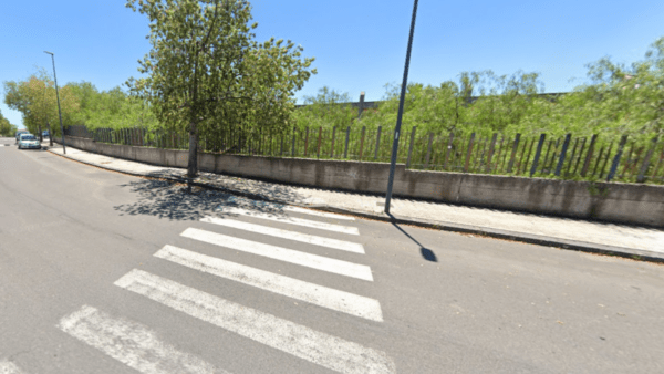 Incidente mortale nel Catanese: l’attraversamento pedonale è fatale per il 74enne