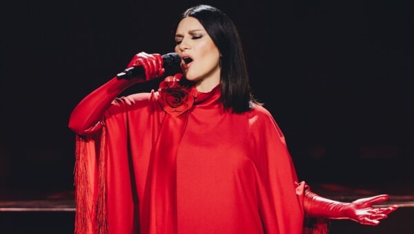 Laura Pausini fa sold out in tutto il mondo | Ma chi sono i giovani artisti che apriranno i suoi concerti in Italia?