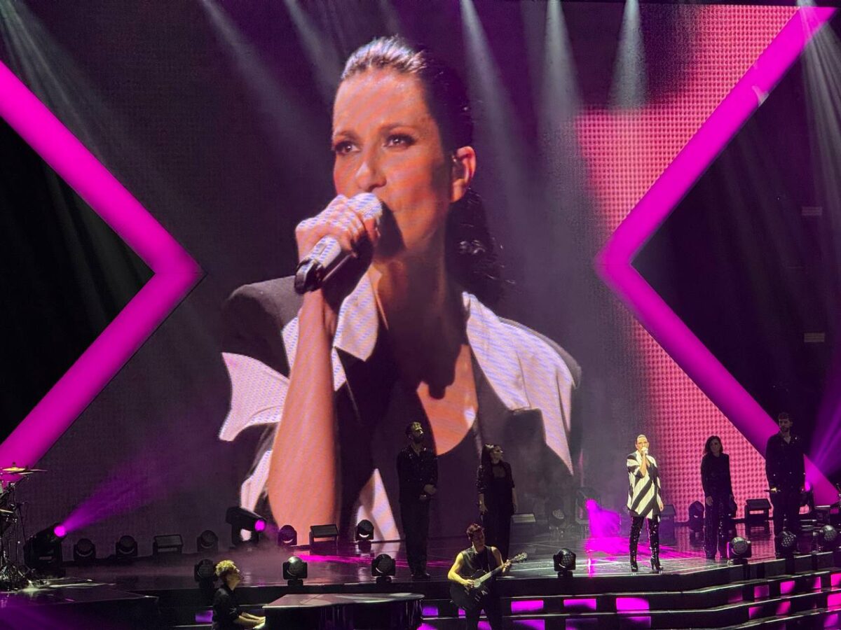 Laura Pausini sorprende Roma con una performance inaspettata | Aiello sul palco e il segnale di aiuto che scotta!