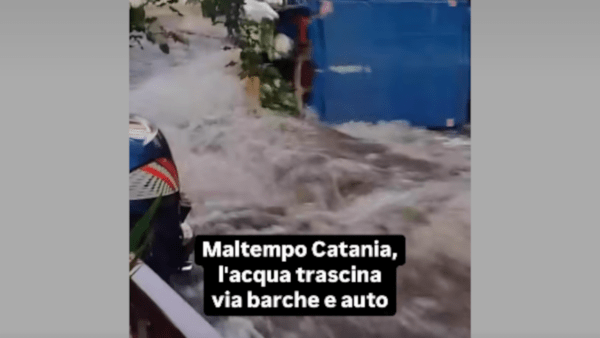 Maltempo nel Catanese: auto, barche e una “lapa” trascinate dalla forza del nubifragio [VIDEO]