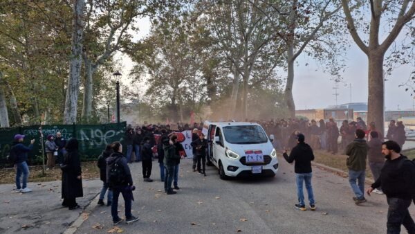 Manifestazione di Casapound a Bologna | Il governo è davvero autorevole o sta fomentando il caos?