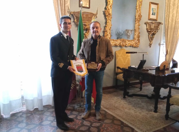 Marina Militare in visita al Comune di Trapani | Scopri il vero motivo dietro questo incontro inaspettato!