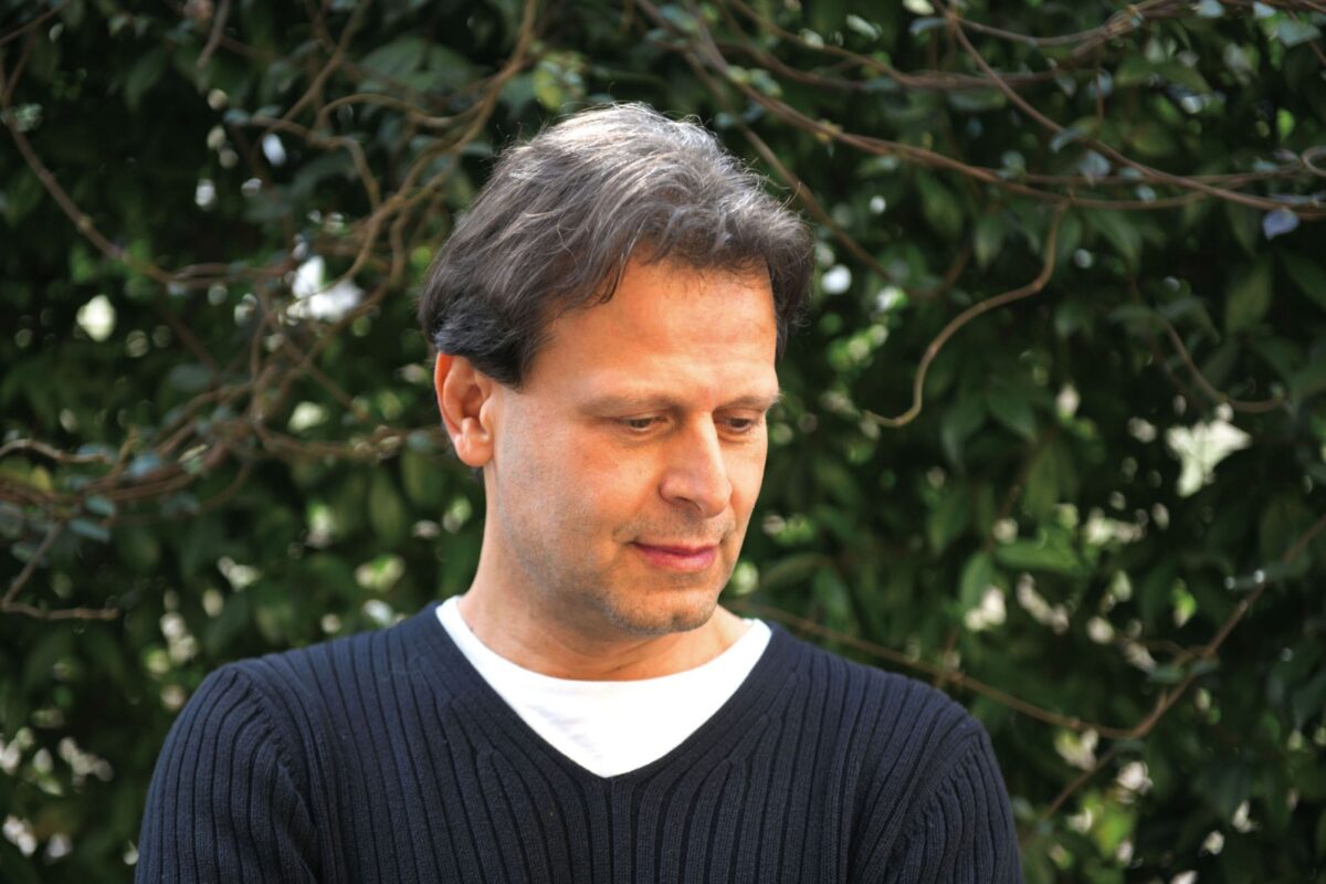 Maurizio Costanzo lancia il suo primo disco a 54 anni | Ecco perché il suo brano sulla madre malata sta facendo discutere! -
