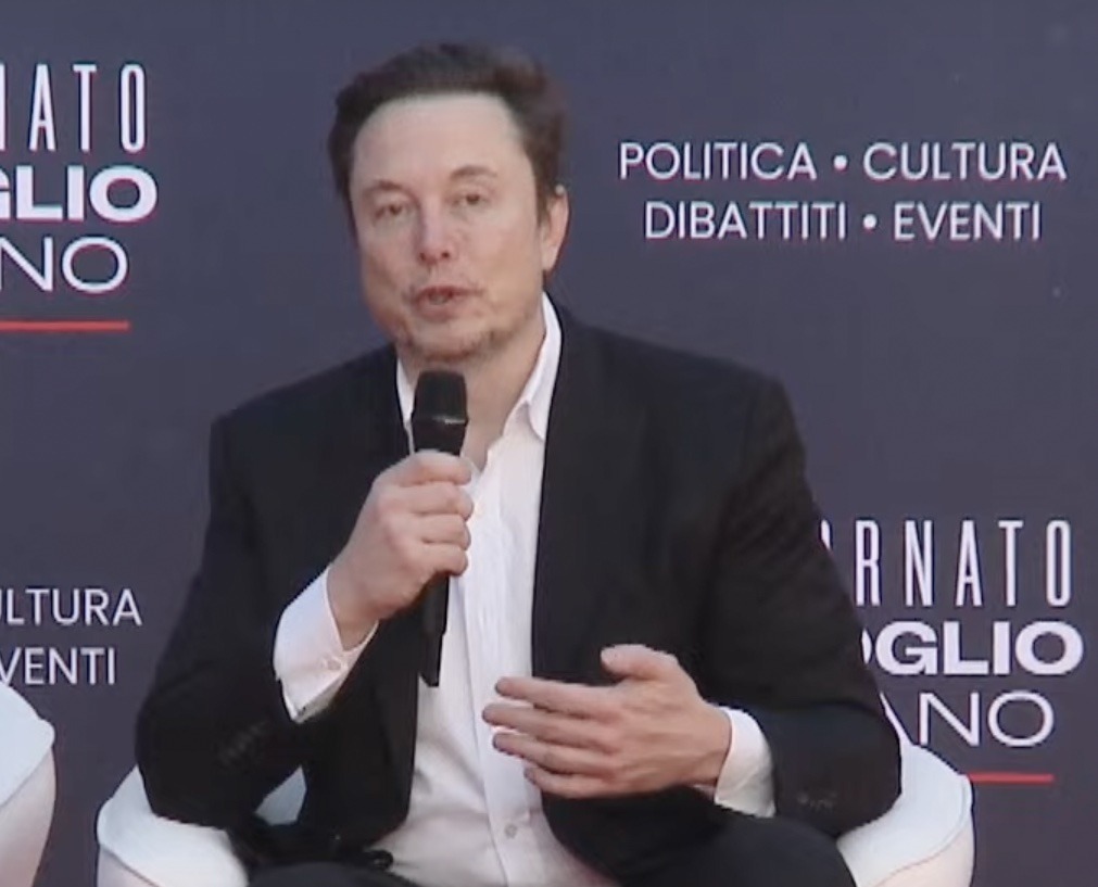 Musk attacca i giudici italiani | Quale futuro per la gestione dei migranti?