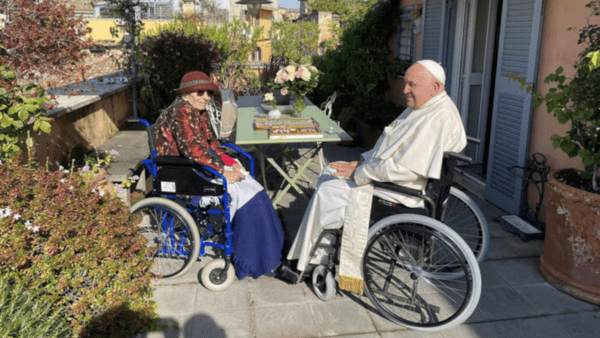 Papa fa una sorpresa a Emma Bonino: la visita in casa dopo l’ospedale