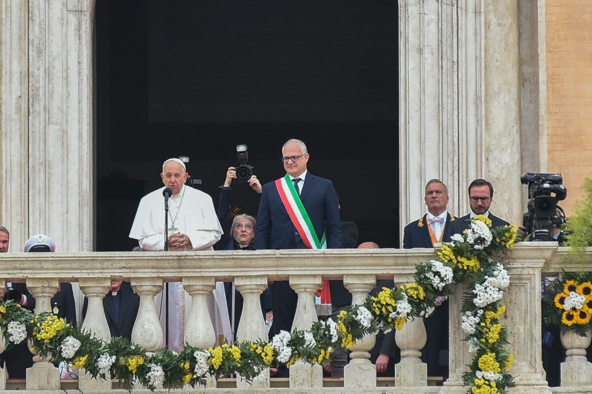 Papa Francesco lancia un appello inaspettato | La Chiesa può davvero cambiare il destino dei senza tetto?