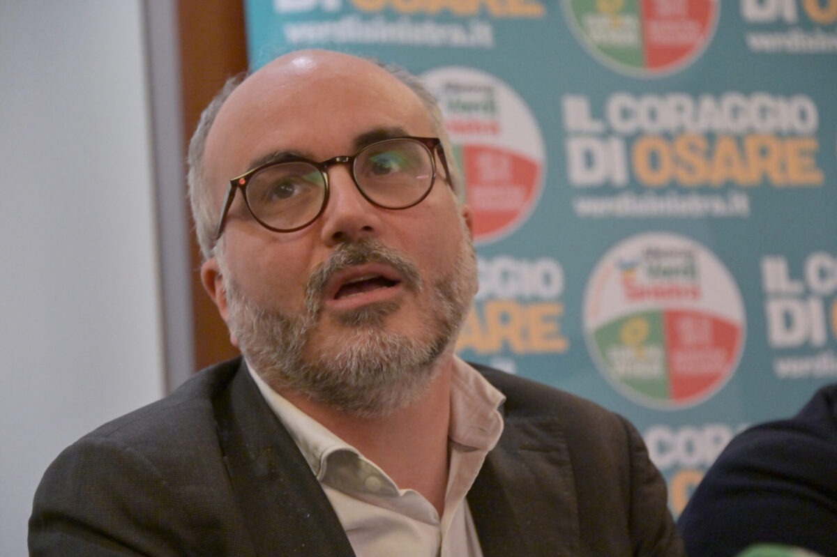 Professore Sospeso per Offese a un Ministro | Libertà di Espressione o Intimidazione? - 