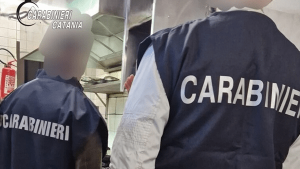 Orrore nel noto ristorante di Aci Trezza: Carabinieri trovano blatte, escrementi di topi e molto altro