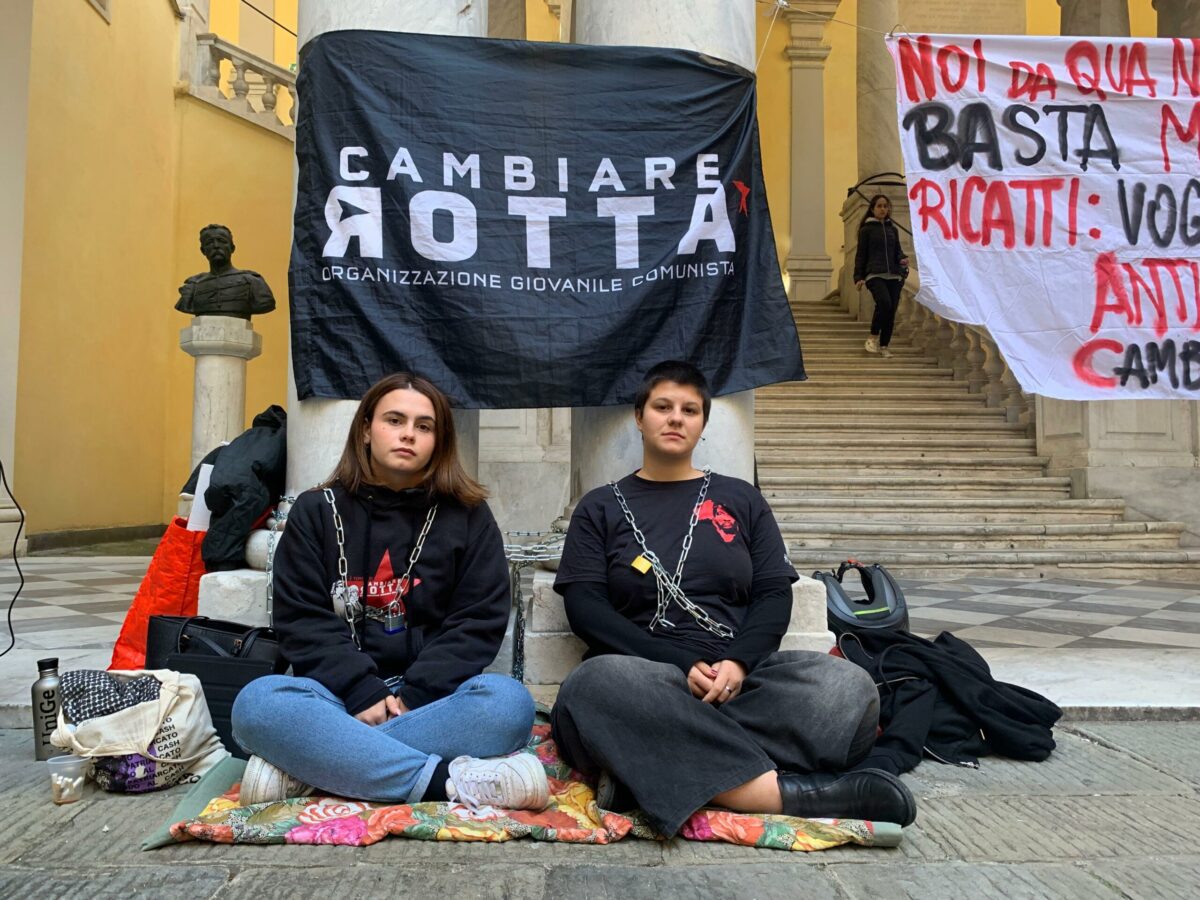 Studentesse incatenate all'università | Perché la lotta per un centro antiviolenza è più che una semplice protesta? - 