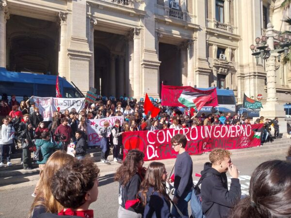 Studenti in rivolta a Torino | Meloni contro la politica della violenza!