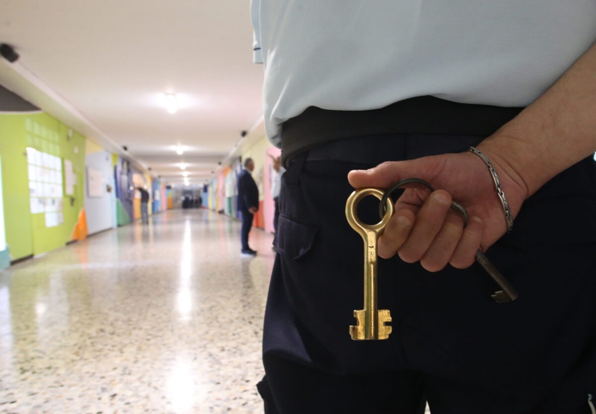 Torture e abusi nel carcere di Trapani | 11 agenti arrestati, ma cosa succede realmente dietro le sbarre?