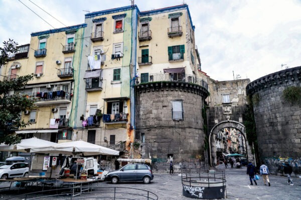 Trovata una pistola "in strada" | L'incredibile verità su un omicidio che sconvolge Napoli!